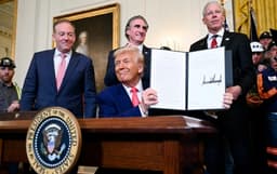 Trump firma órdenes ejecutivas para reactivar la industria del carbón abandonada