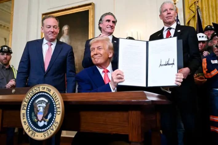 El presidente Donald Trump muestra una orden ejecutiva que firmó para impulsar la minería y la producción de carbón en Estados Unidos, en la Sala Este de la Casa Blanca, el 8 de abril de 2025. (Saul Loeb/AFP vía Getty Images)