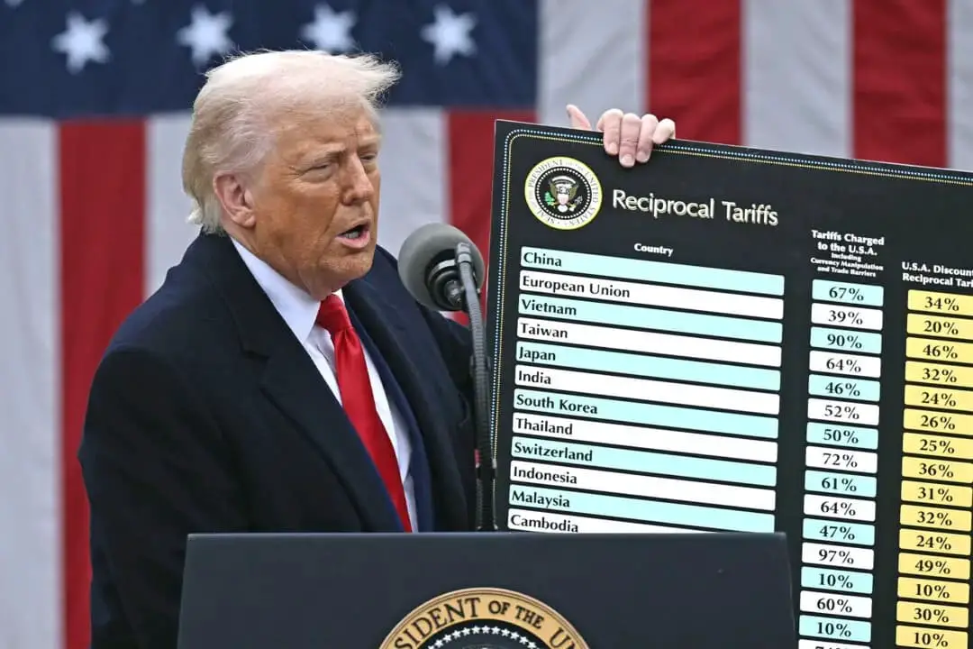El presidente Donald Trump sostiene un gráfico mientras pronuncia unas palabras sobre los aranceles recíprocos durante un evento en el Jardín de las Rosas titulado «Make America Wealthy Again» en la Casa Blanca en Washington el 2 de abril de 2025. (Brendan Smialowski/AFP a través de Getty Images)