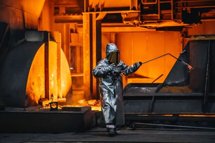 Un trabajador en la acería Thyssenkrupp en Duisburgo, Alemania, el 20 de marzo de 2025. (Hesham Elsherif/Getty Images)