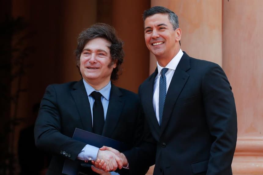 El presidente de Paraguay, Santiago Peña (d), saluda al presidente de Argentina, Javier Milei, durante un acto protocolario en el Palacio de López el 9 de abril de 2025, en Asunción (Paraguay). EFE/ Juan Pablo Pino