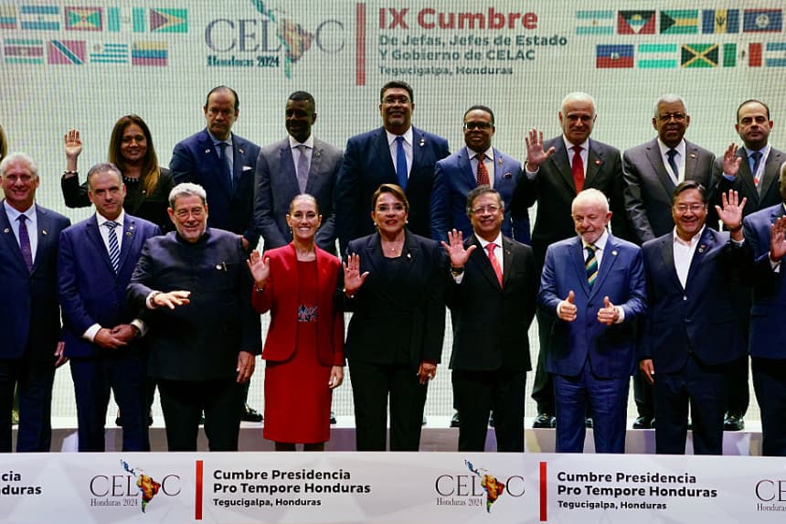 (De izq. a der. primera fila) el presidente de Cuba, Miguel Díaz-Canel; el presidente de Uruguay, Yamandu Orsi; el primer ministro de San Vicente y las Granadinas, Ralph Gonsalves; la presidenta de México, Claudia Sheinbaum; la presidenta de Honduras, Xiomara Castro; el presidente de Colombia, Gustavo Petro; el presidente de Brasil, Luiz Inácio Lula da Silva; el presidente de Bolivia, Luis Arce; y el primer ministro de Guyana, Mark Phillips, posan junto a otros representantes para la foto familiar de la Novena Cumbre de Estados Latinoamericanos y Caribeños (CELAC), en el Banco Central de Honduras (BCH) en Tegucigalpa el 9 de abril de 2025. (Stringer/AFP vía Getty Images)