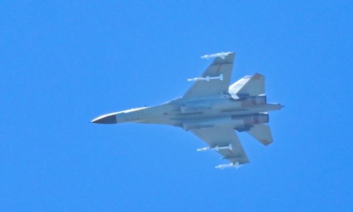 Un avión militar chino sobrevuela la isla de Pingtan, uno de los puntos de China continental más cercanos a Taiwán, en la provincia de Fujian, China, el 5 de agosto de 2022. (Hector Retamal/AFP vía Getty Images)
