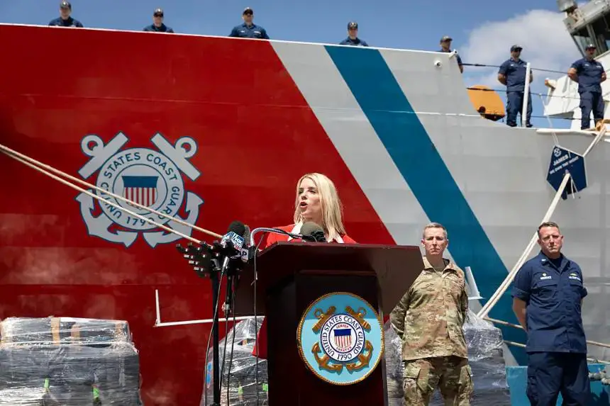 La fiscal general de los Estados Unidos, Pam Bondi, habló durante una conferencia de prensa sobre narcóticos ilícitos, en Port Everglades en Fort Lauderdale, Florida, el 9 de abril de 2025. (Marco Bello/AFP vía Getty Images)