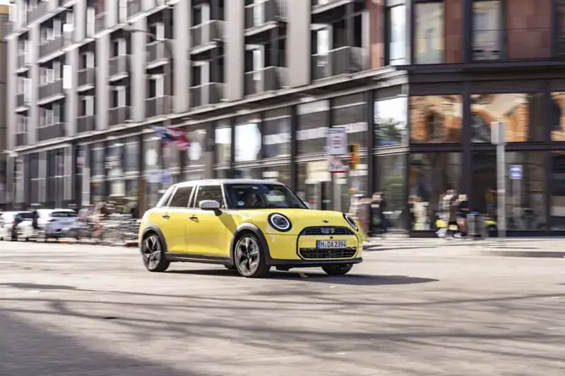 2025 Mini Cooper S. EL buen perfume se vende en frasco pequeño