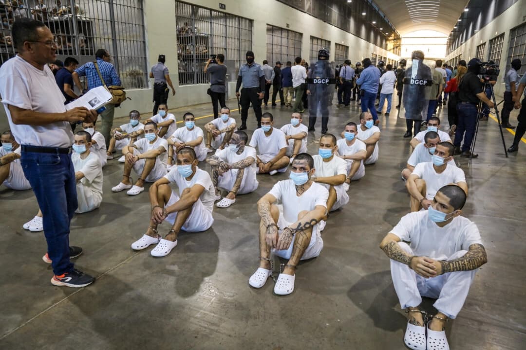Presos en la penitenciaría de máxima seguridad CECOT en Tecoluca, El Salvador, el 4 de abril de 2025. (Alex Peña/Getty Images)