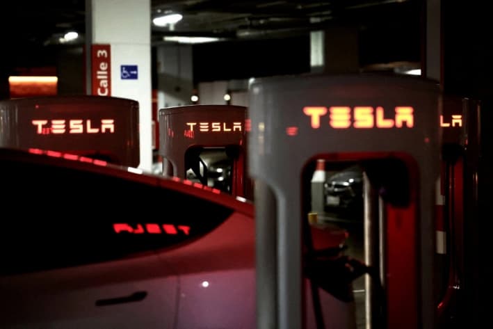 Un vehículo eléctrico Tesla se carga en una estación de carga de baterías Tesla Supercharger, en Barakaldo, España, el 29 de marzo de 2025. (Foto de archivo de Vincent West/Reuters)