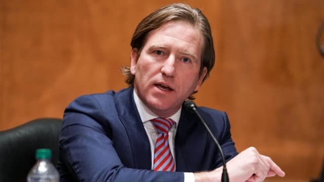 Trump revoca la autorización de seguridad de los exfuncionarios Miles Taylor y Chris Krebs