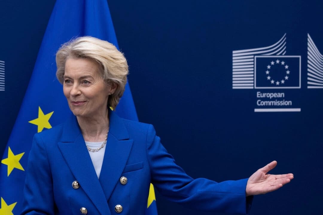 La presidenta de la Comisión Europea, Ursula von der Leyen, en la sede de la UE en Bruselas, Bélgica, el 9 de abril de 2025. (Omar Havana/AP Phot)
