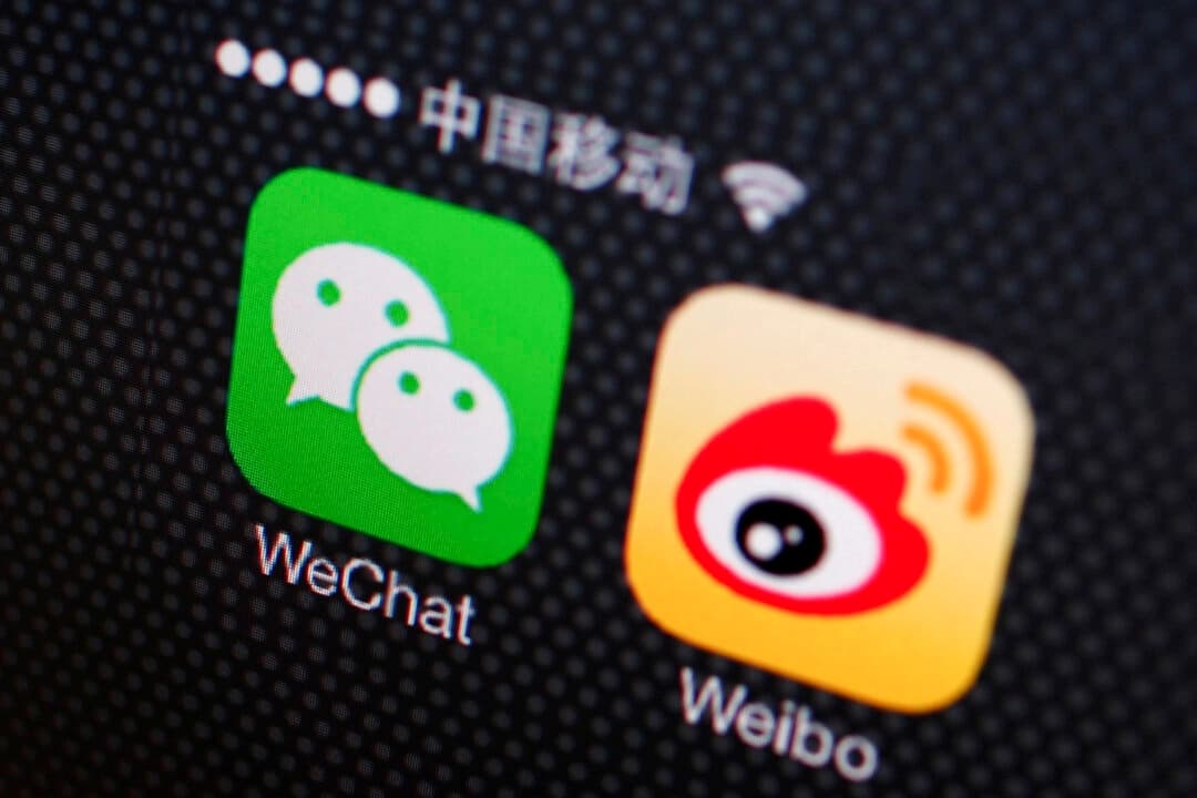 Los iconos de las aplicaciones WeChat y Weibo se ven en un teléfono inteligente en una foto de archivo. (Petar Kujundzic/Reuters)