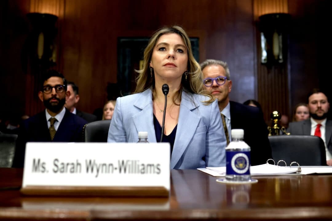 Sarah Wynn-Williams, exdirectora de Política Pública Global de Facebook, se prepara para testificar durante una audiencia del Comité Judicial del Senado en el Edificio de Oficinas del Senado Dirksen en Capitol Hill, Washington, el 9 de abril de 2025. (Win McNamee/Getty Images)
