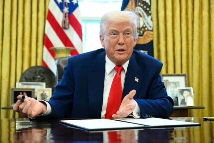 El presidente Donald Trump habla antes de firmar una orden ejecutiva en la Oficina Oval de la Casa Blanca, en Washington, el 9 de abril de 2025. (Saul Loeb/AFP vía Getty Images)