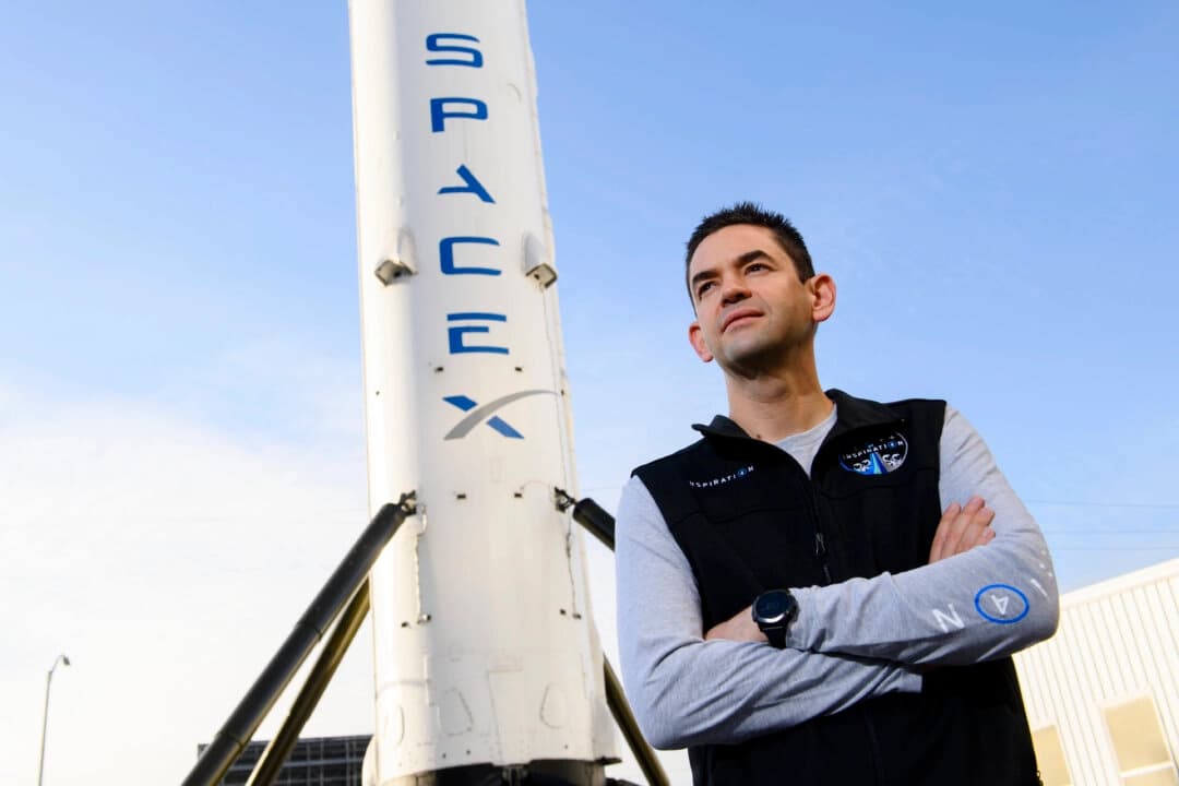 Jared Isaacman, fundador y director ejecutivo de Shift4 Payments, posa para un retrato frente a la primera etapa recuperada de un cohete Falcon 9 en Space Exploration Technologies Corp. (SpaceX) en Hawthorne, California, el 2 de febrero de 2021. (Patrick T. Fallon/AFP a través de Getty Images)