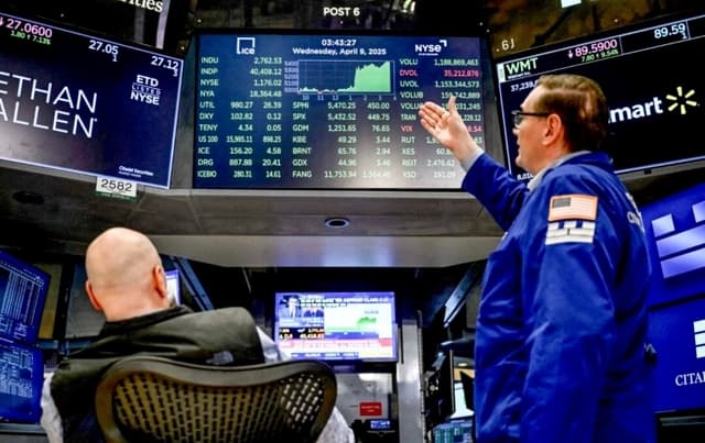 Acciones estadounidenses caen un día después del anuncio de Trump de una pausa en los aranceles