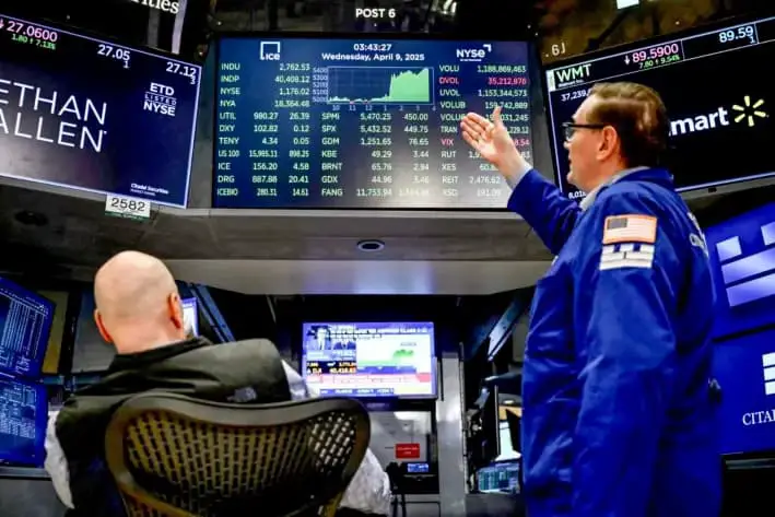 Operadores trabajan en el parqué de la Bolsa de Valores de Nueva York (NYSE) durante las operaciones de la tarde en Nueva York, el 9 de abril de 2025. (Angela Weiss/AFP vía Getty Images)