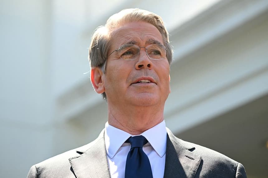 El secretario del Tesoro de Estados Unidos, Scott Bessent, habló con la prensa afuera del Ala Oeste de la Casa Blanca en Washington, DC, el 9 de abril de 2025. (Saul Loeb/AFP vía Getty Images)