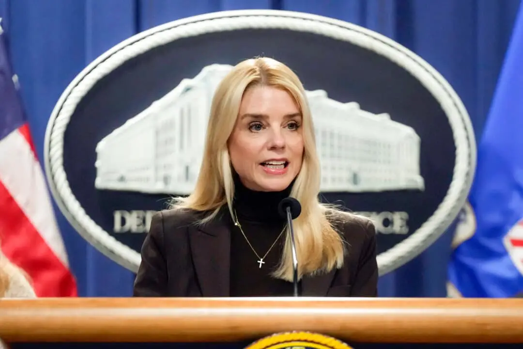 La fiscal general Pam Bondi habla en una conferencia de prensa en el Departamento de Justicia en Washington el 12 de febrero de 2025. (Ben Curtis/AP Photo)