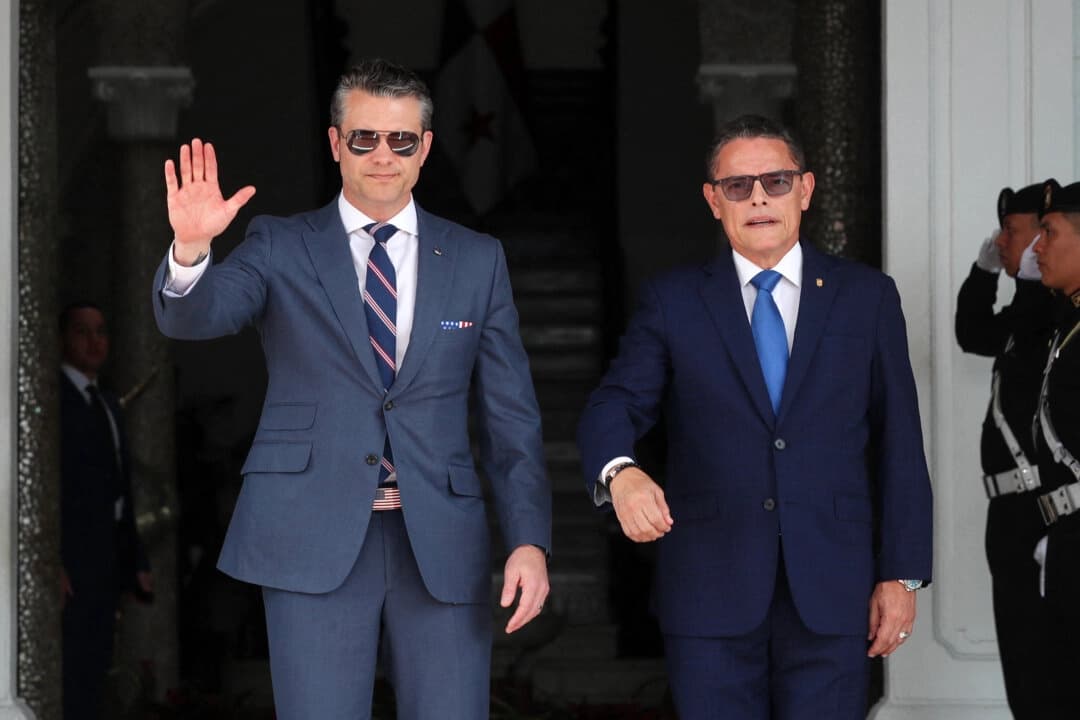 El secretario de Defensa Pete Hegseth (izquierda) saluda junto al ministro de Seguridad de Panamá, Frank Ábrego, a su llegada al palacio presidencial de Las Garzas en Ciudad de Panamá el 8 de abril de 2025. (Franco Brana/AFP a través de Getty Images)