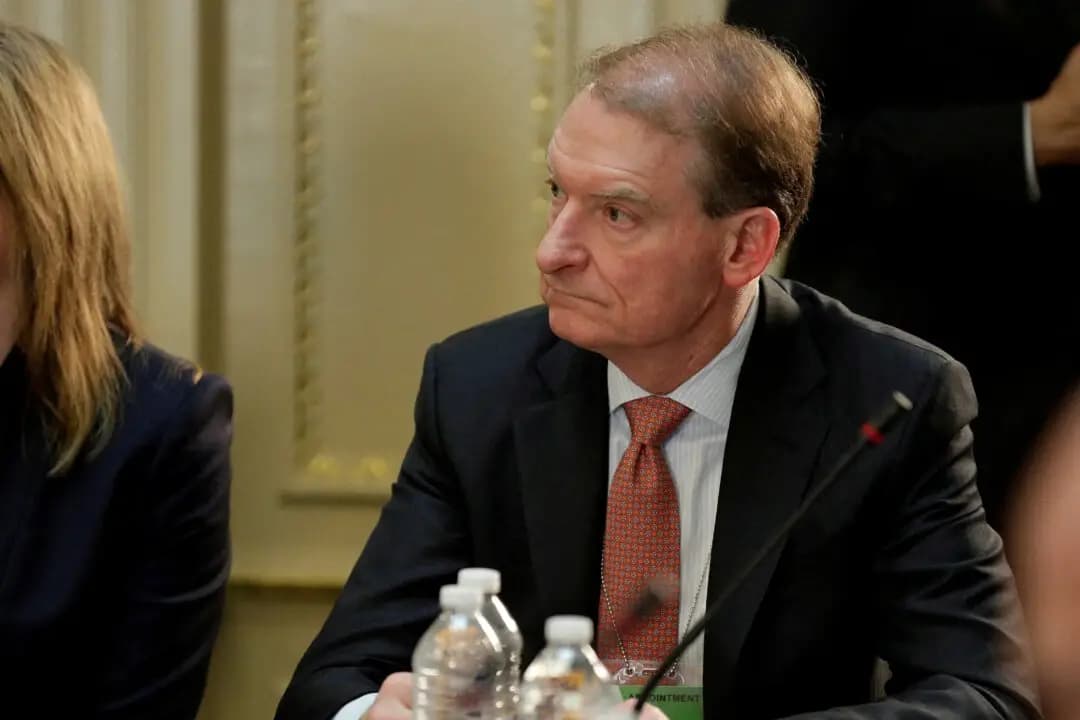 El director ejecutivo de Patomak Global Partners, Paul Atkins, participa en un debate estratégico y político con el presidente Donald Trump en el edificio de oficinas ejecutivas Eisenhower en Washington el 11 de abril de 2017. (Joshua Roberts/REUTERS Foto de archivo)
