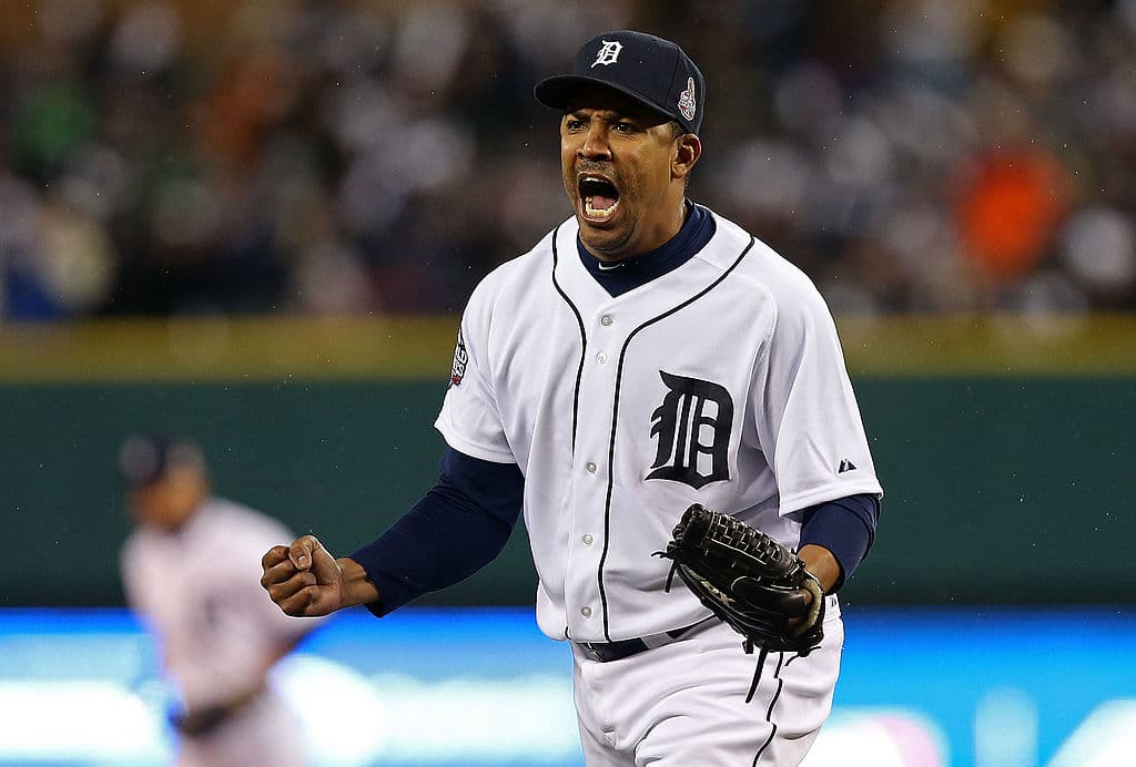 Octavio Dotel, el número 20 con los Tigres de Detroit, reacciona tras ponchar a Buster Posey, el número 28 de los Gigantes de San Francisco, en la octava entrada del cuarto partido de la Serie Mundial de la Liga Mayor de Béisbol en el Comerica Park, el 28 de octubre de 2012 en Detroit, Michigan. (Ezra Shaw/Getty Images)