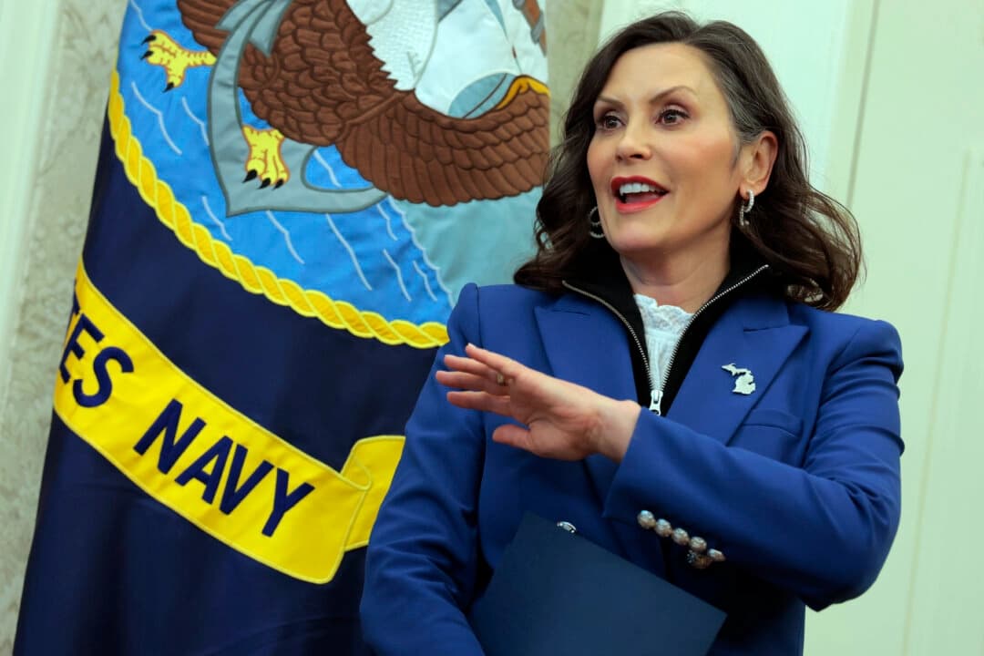 La gobernadora de Michigan, Gretchen Whitmer, en el Despacho Oval de la Casa Blanca el 9 de abril de 2025. (Anna Moneymaker/Getty Images)