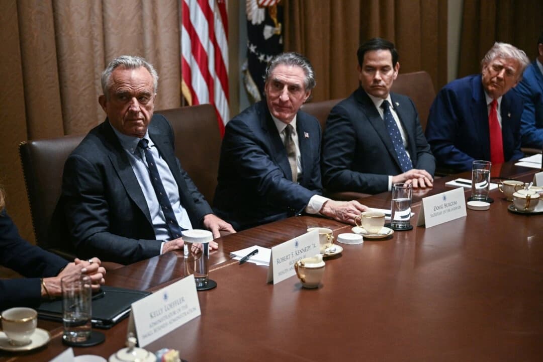 (De izquierda a derecha): El secretario de Salud, Robert F. Kennedy Jr., el secretario del Interior, Doug Burgum, el secretario de Estado, Marco Rubio, y el presidente, Donald Trump, asisten a una reunión del Gabinete en la Casa Blanca en Washington el 10 de abril de 2025. (Brendan Smialowski/AFP a través de Getty Images).