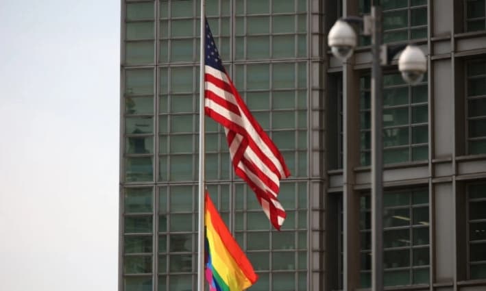 La bandera del arcoíris cuelga junto a la bandera de Estados Unidos en la Embajada de Estados Unidos en Moscú, el 25 de junio de 2021. (Dimitar Dilkoff/AFP vía Getty Images)