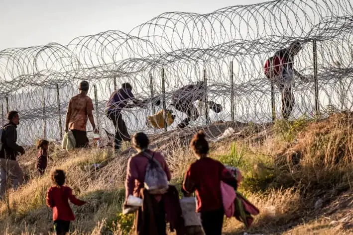 Inmigrantes ilegales cruzan a Estados Unidos desde México para ser procesados ​​por agentes de la Patrulla Fronteriza en El Paso, Texas, el 8 de mayo de 2023. (John Moore/Getty Images)