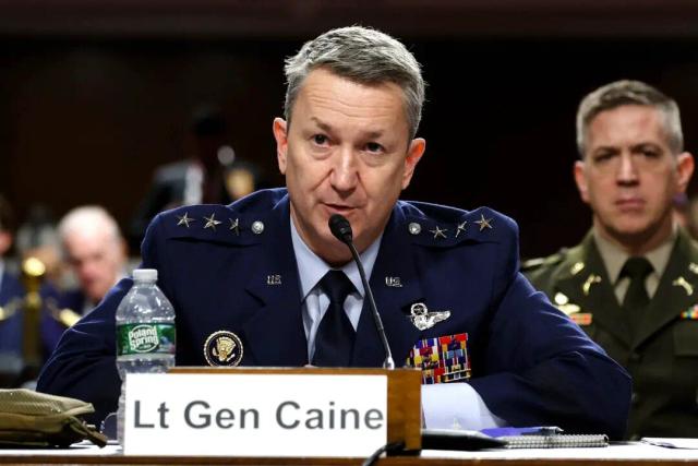 El teniente general retirado Dan Caine, nominado por el presidente Donald Trump para presidente del Estado Mayor Conjunto, testifica durante su audiencia de confirmación ante el Comité de Servicios Armados del Senado en Washington el 1 de abril de 2025. (Win McNamee/Getty Images)
