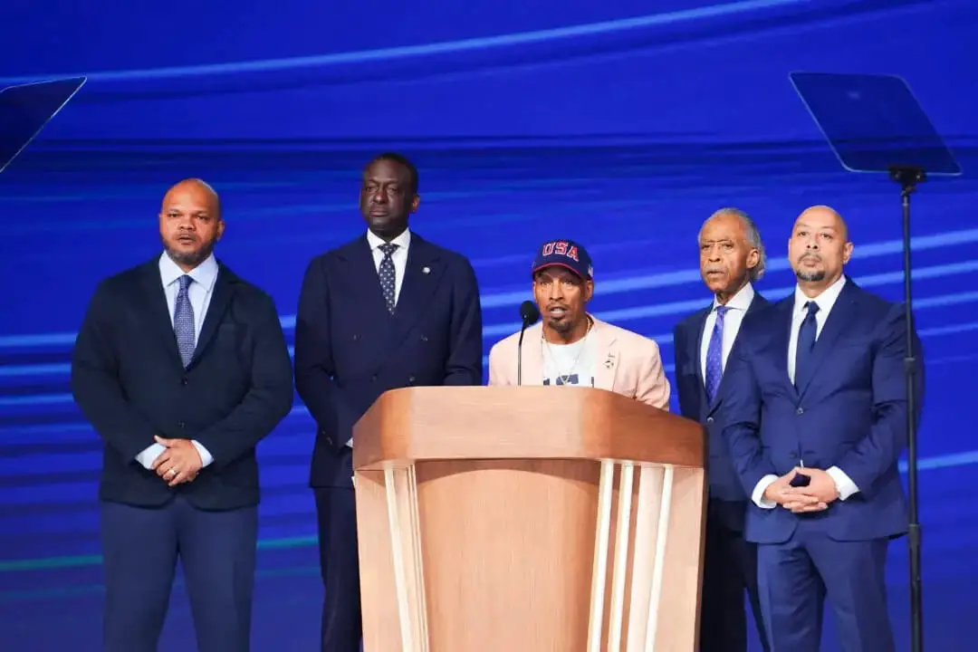 Korey Wise (3.º izq.), habla en el escenario junto a Kevin Richardson (izq.), el concejal de la ciudad de Nueva York Dr. Yusef Salaam (2.º izq.) y Raymond Santana (der.), acompañado por el reverendo Al Sharpton (2.º der.), el último día de la Convención Nacional Demócrata en Chicago el 22 de agosto de 2024. (Madalina Vasiliu/The Epoch Times)
