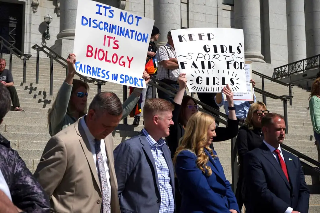 Los legisladores escuchan a los padres hablar sobre la posibilidad de que sus hijos compitan contra atletas transgénero en los deportes escolares en el Capitolio del Estado de Utah en Salt Lake City el 25 de marzo de 2022. (Samuel Metz/AP Photo)