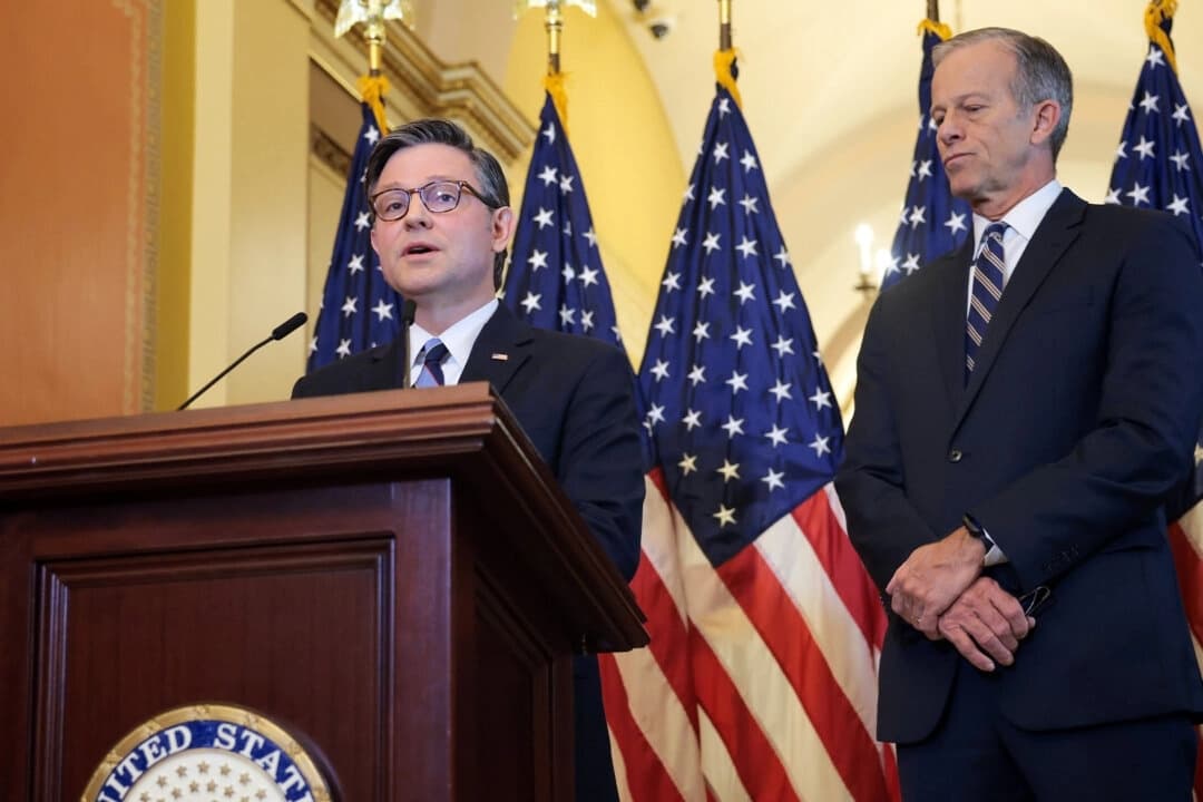 El presidente de la Cámara de Representantes de EE. UU., Mike Johnson (R-La. (I), y el líder de la mayoría del Senado, John Thune (R-S.D.), hablan en una conferencia de prensa sobre el proyecto de ley de presupuesto republicano en el Capitolio de EE. UU. en Washington el 10 de abril de 2025. (Kayla Bartkowski/Getty Images)