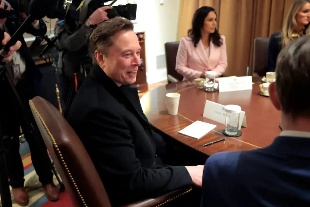 Elon Musk asiste a una reunión del gabinete en la Casa Blanca el 10 de abril de 2025. (Anna Moneymaker/Getty Images)