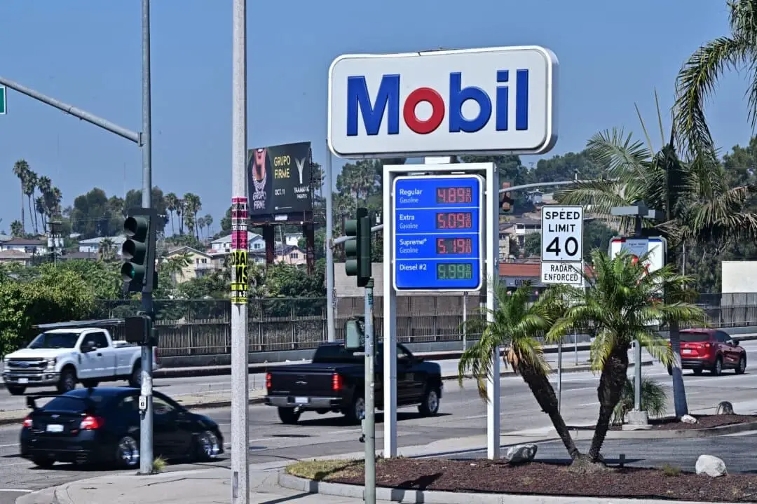 Una gasolinera de ExxonMobil en Rosemead, California, el 23 de septiembre de 2024. (Frederic J. Brown/AFP).
