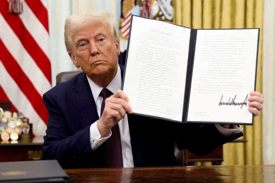 El presidente Donald Trump sostiene una orden ejecutiva firmada sobre criptomonedas en el Despacho Oval de la Casa Blanca en Washington el 23 de enero de 2025. (REUTERS/Kevin Lamarque)
