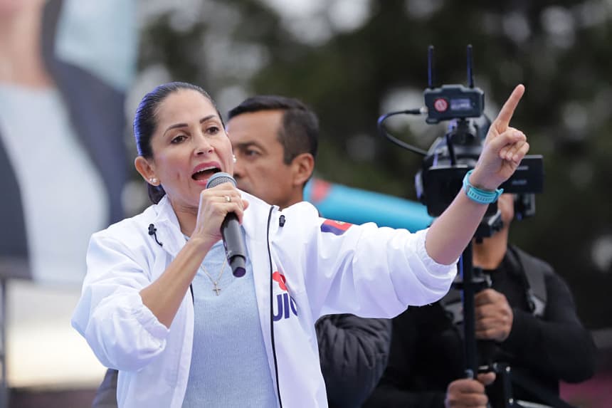 La candidata presidencial de Ecuador por el partido Movimiento Revolución Ciudadana, Luisa González, hace gestos mientras habla con sus seguidores durante su último mitin de campaña en Quito (Ecuador) el 9 de abril de 2025. (Armando Prado/AFP vía Getty Images)