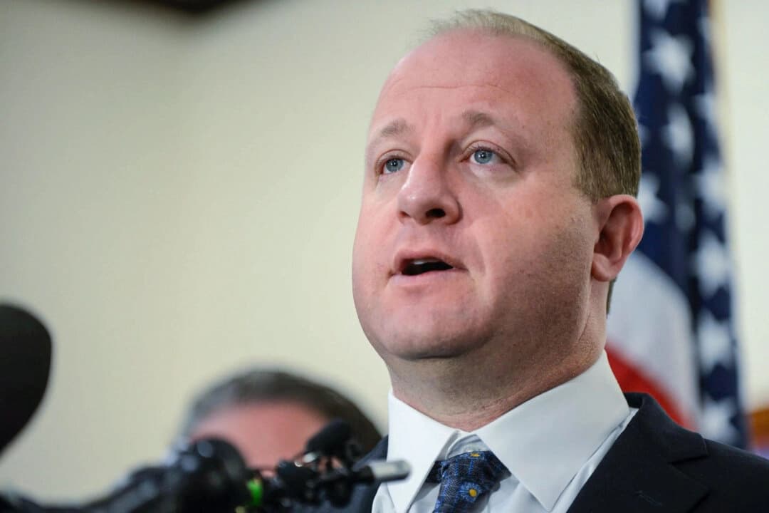 El gobernador de Colorado, Jared Polis, en Highlands Ranch, Colorado. (Michael Ciaglo/Getty Images)