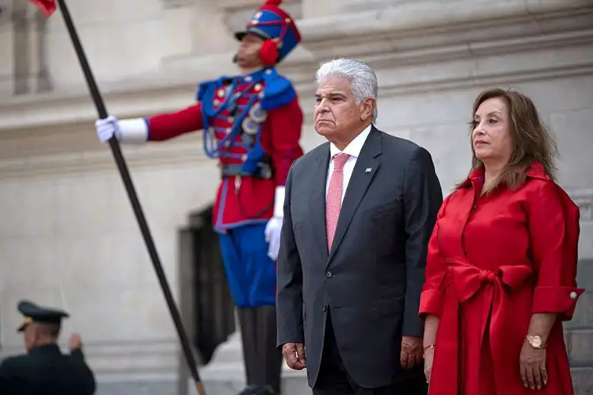 El presidente de Panamá, José Raúl Mulino, y la presidenta de Perú, Dina Boluarte, reciben honores militares en el Palacio de Gobierno de Lima (Perú) el 11 de abril de 2025. (Ernesto Benavides/AFP vía Getty Images)