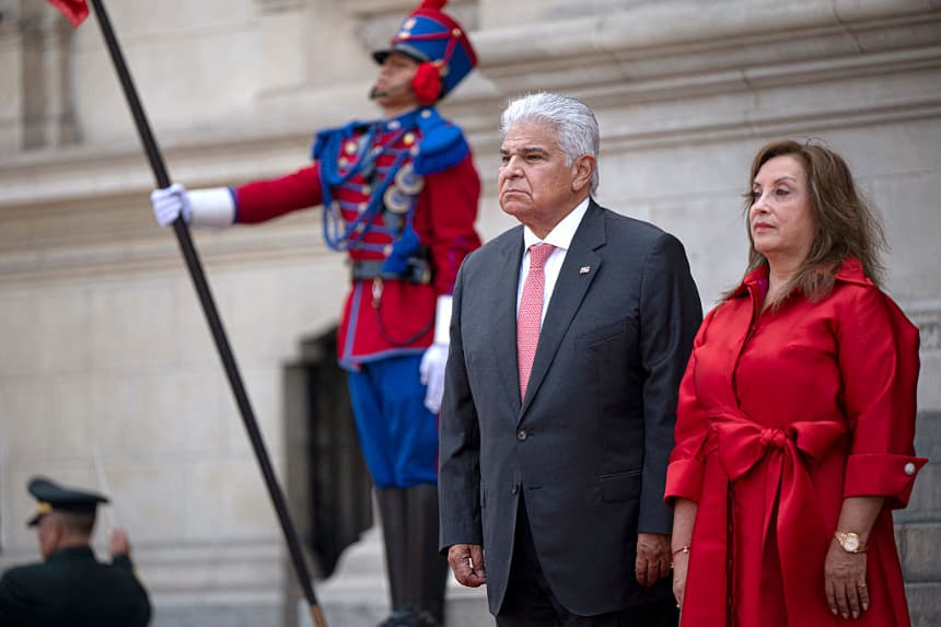 El presidente de Panamá, José Raúl Mulino, y la presidenta de Perú, Dina Boluarte, reciben honores militares en el Palacio de Gobierno de Lima (Perú) el 11 de abril de 2025. (Ernesto Benavides/AFP vía Getty Images)