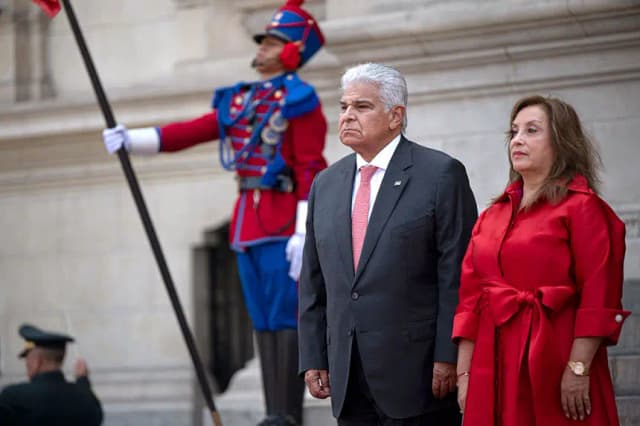 Boluarte recibe a Raúl Mulino con honores en Lima