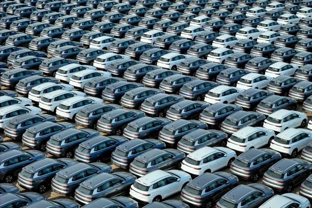 Autos eléctricos BYD para exportación antes de ser cargados en un barco en un puerto de Yantai, en la provincia oriental china de Shandong, el 18 de abril de 2024. (STR/AFP vía Getty Images)