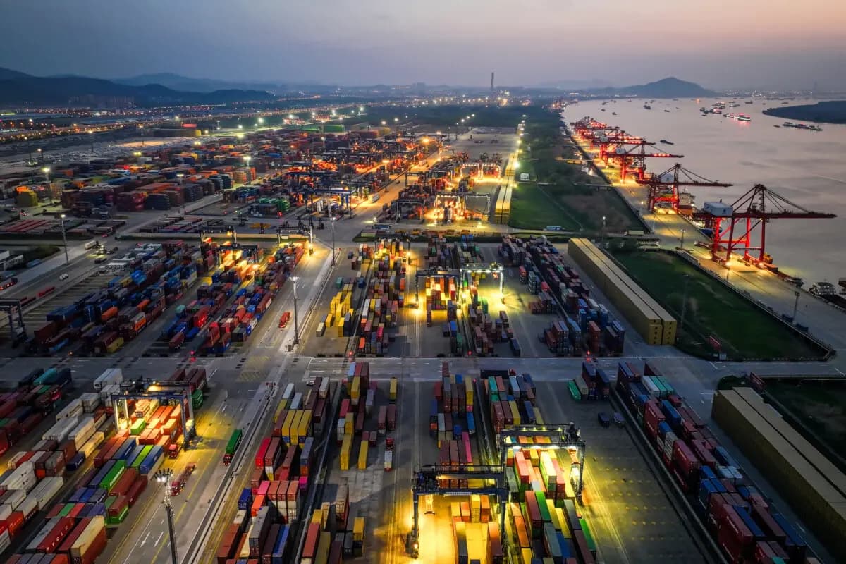 Contenedores de envío en un puerto de Nanjing, en la provincia de Jiangsu, al este de China, el 8 de abril de 2025. (AFP a través de Getty Images).