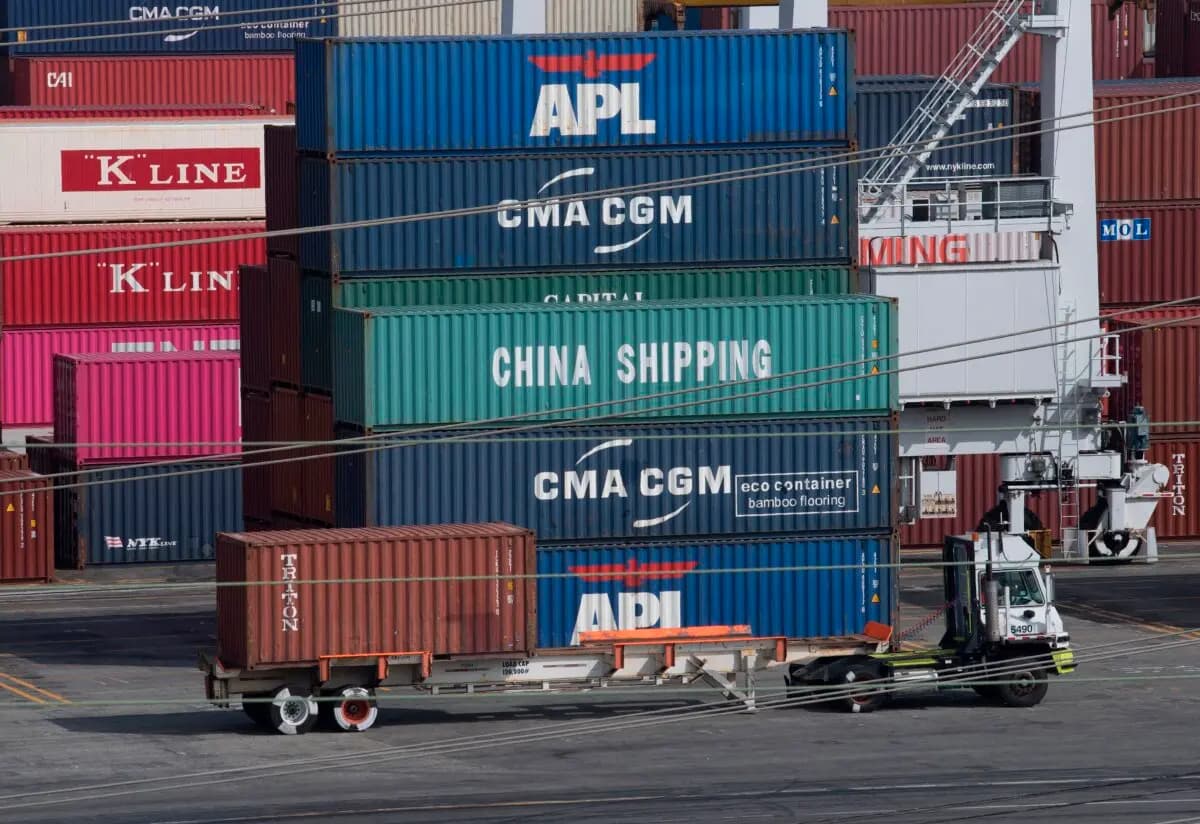 Un camión pasa junto a contenedores en el puerto de Los Ángeles después de que el presidente Trump impusiera nuevos aranceles a las importaciones chinas, en Long Beach, California, el 1 de septiembre de 2019. (Mark Ralston/AFP a través de Getty Images).