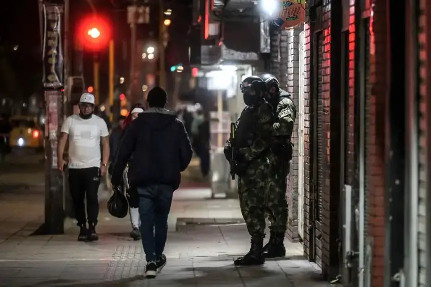 Soldados de la Policía Militar colombiana patrullan las calles durante un retén en Bogotá el 15 de septiembre de 2021. (Juan Barreto/AFP vía Getty Images)