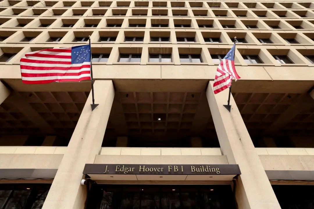 Banderas ondean sobre la entrada de la sede del FBI en Washington el 3 de febrero de 2025. (Kevin Lamarque/Reuters)