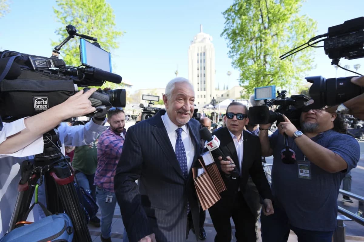 El abogado Mark Geragos llega a una audiencia sobre el caso de Erik y Lyle Menéndez en Los Ángeles el 11 de abril de 2025. (Damian Dovarganes/AP Photo)