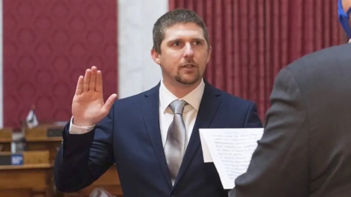 Derrick Evans, miembro de la Cámara de Delegados de Virginia Occidental, presta juramento en la Cámara de Representantes del Capitolio estatal en Charleston, Virginia Occidental, el 14 de diciembre de 2020. (Perry Bennett/Legislatura de Virginia Occidental vía AP)
