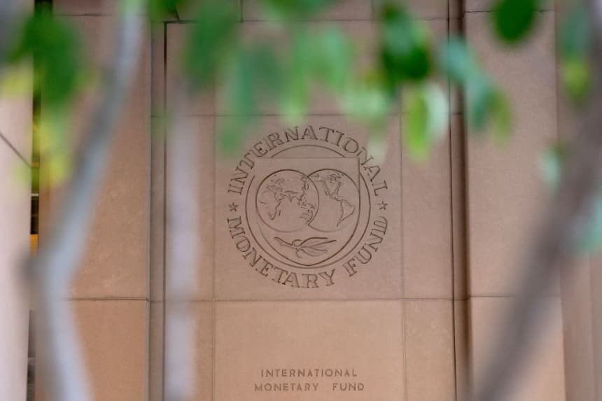 El logotipo del Fondo Monetario Internacional (FMI) se exhibe frente a su sede en Washington, D.C., el 8 de octubre de 2022. (Stefani Reynolds/AFP vía Getty Images)