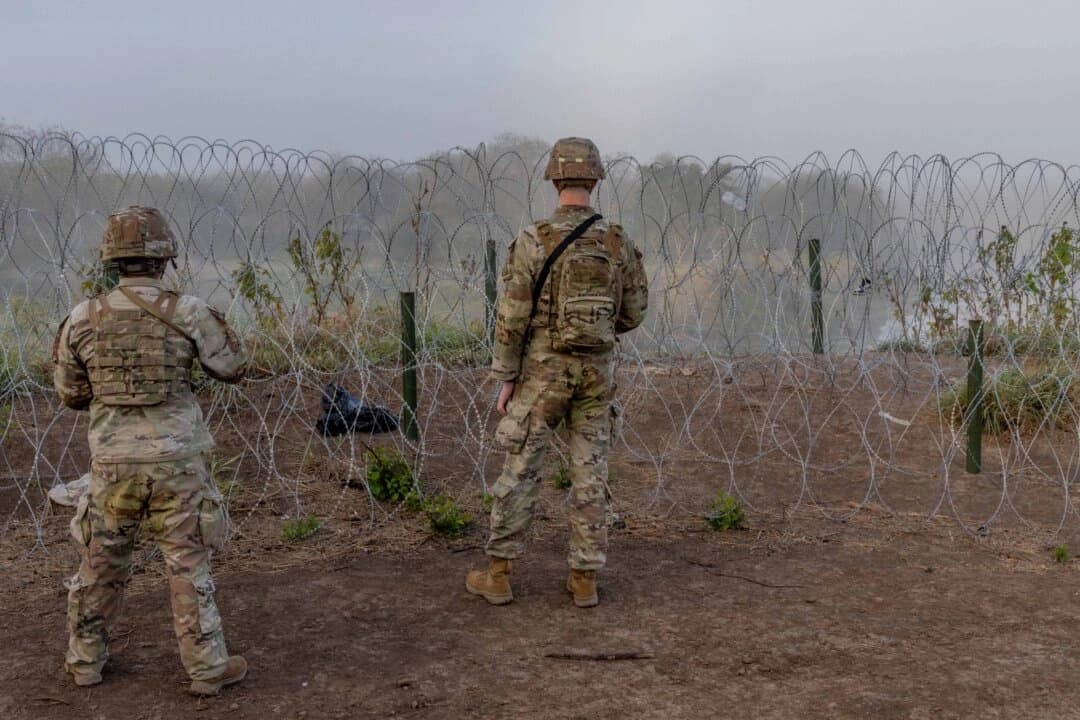 Soldados estadounidenses vigilan un conocido paso fronterizo a lo largo del Río Grande en Brownsville, Texas, el 25 de febrero de 2025. (Sargento de primera clase Andrew Sveen/Ejército de EE. UU.)
