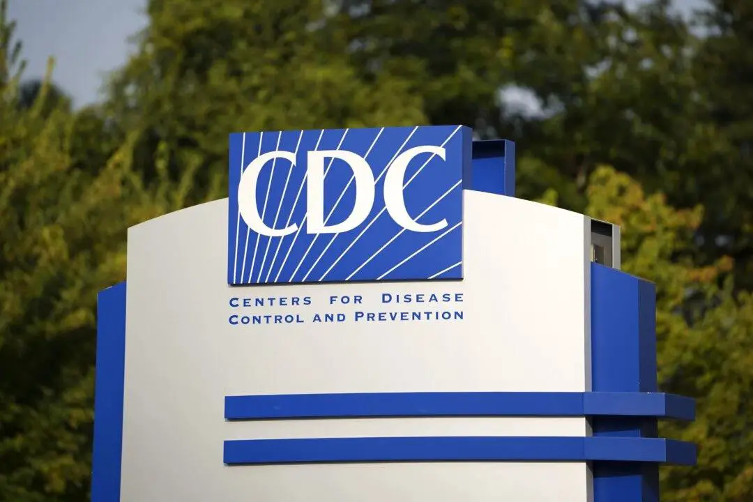 Un cartel en la sede de los Centros para el Control y la Prevención de Enfermedades (CDC) en Atlanta, Georgia, el 25 de agosto de 2023. (Madalina Vasiliu/The Epoch Times)
